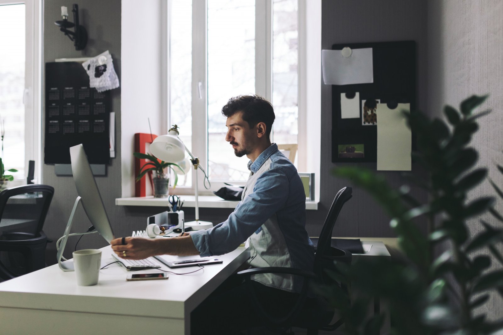 Miembro del equipo trabajando en la computadora